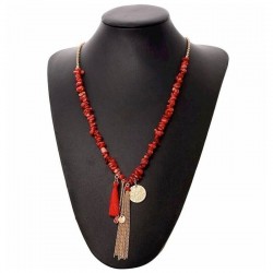 Collar largo de cuentas rojas tipo coral con gran borla colgante de cadenas de acero y acabado pulido.