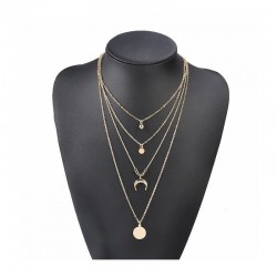 Gargantilla de cuatro hileras de cadenas de acero inoxidable con dijes de medallas grabadas y colgante de luna creciente.