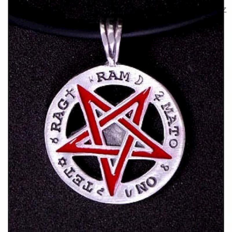Colgante de acero inoxidable con diseño de estrella de cinco puntas y relleno de esmalte rojo brillante sobre cordón de acero.