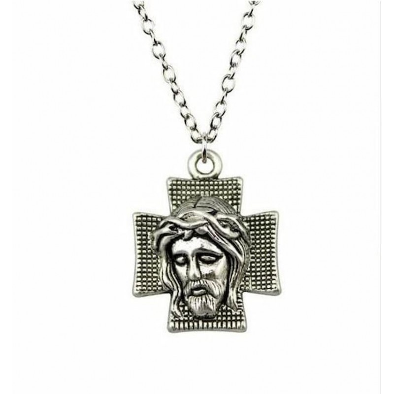 Colgante de crucifijo con la figura de Jesús en relieve sobre cruz de acero inoxidable con acabado pulido espejo.