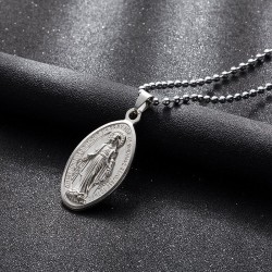 Colgante ovalado de la Virgen Milagrosa con relieves de alta precisión sobre cadena de acero inoxidable y acabado plata.