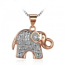 Gargantilla de acero inoxidable con colgante de elefante en relieve y combinación de acabados en plata y oro de alta reflexión.