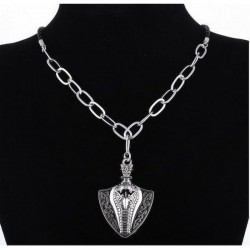 Colgante de acero inoxidable con forma de cobra en posición de ataque y relieve detallado sobre cadena larga de eslabones.
