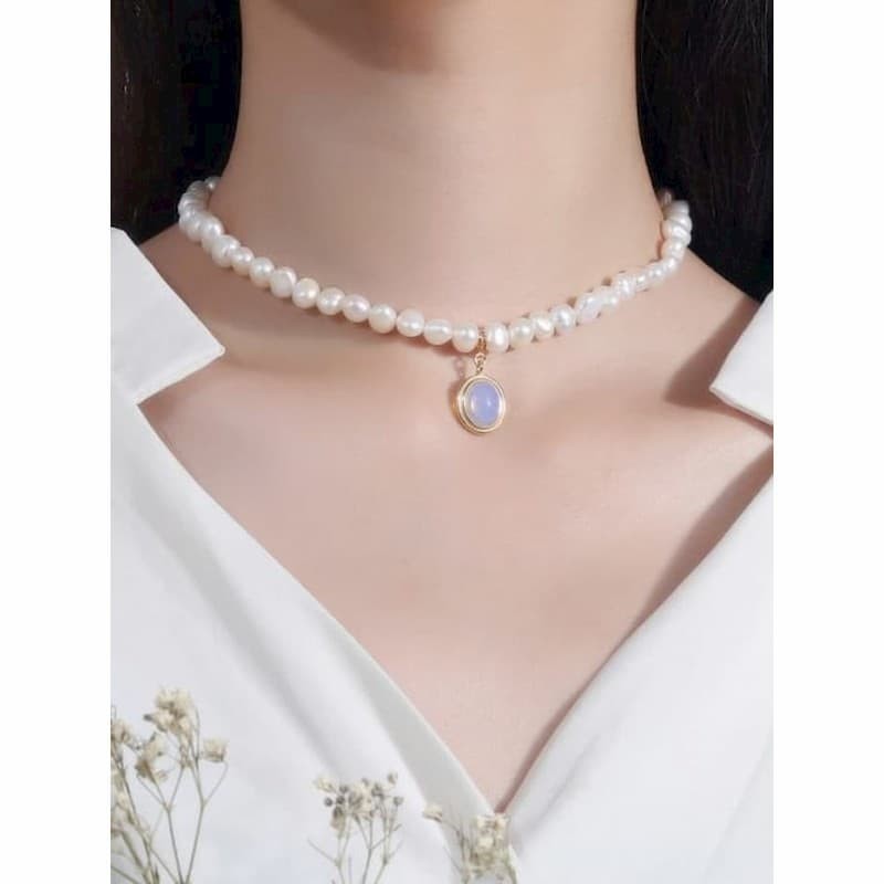 Collar de perlas de río seleccionadas con colgante central de piedra lunar auténtica montado en plata de ley 925.