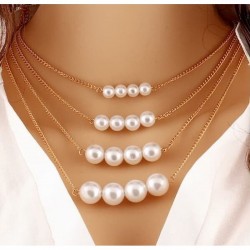 Collar de mujer con cuatro...