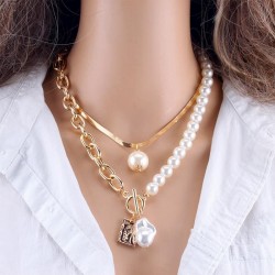 Collar femenino de doble capa con perlas de fantasía blancas y cadena eslabonada chapada en oro de 18 kilates.