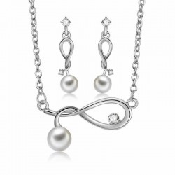 Conjunto nupcial de gargantilla y pendientes a juego fabricados en acero inoxidable con acabado plata y perlas blancas redondas.