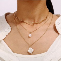 Gargantilla de diseño multicapa con varias hileras de cadenas de acero dorado y perlas blancas intercaladas.