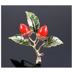 Broche ornamental de acero inoxidable con baño de oro en forma de rama de muérdago con detalles de perlas blancas esféricas.