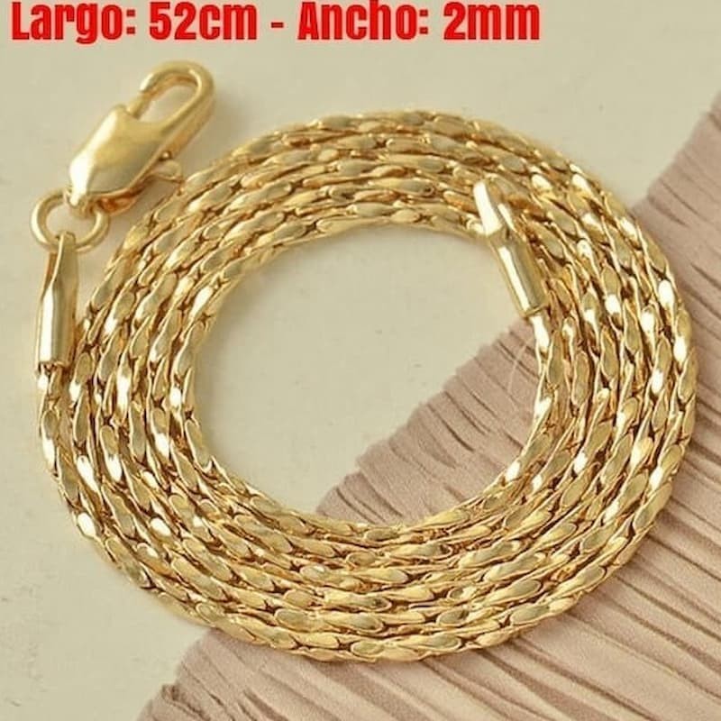 Cadena fina de diseño exclusivo con acabado en oro de alta calidad y 2 milímetros de grosor.