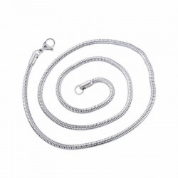 Cadena de diseño cola de topo con acabado en plata 925, estructura tubular de malla densa y flexible.