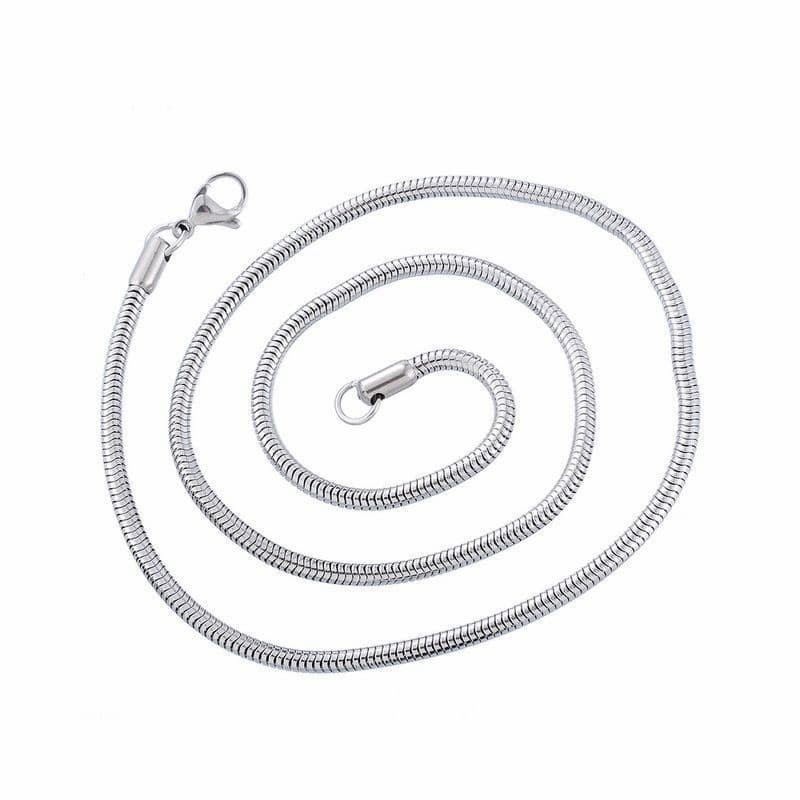 Cadena de diseño cola de topo con acabado en plata 925, estructura tubular de malla densa y flexible.