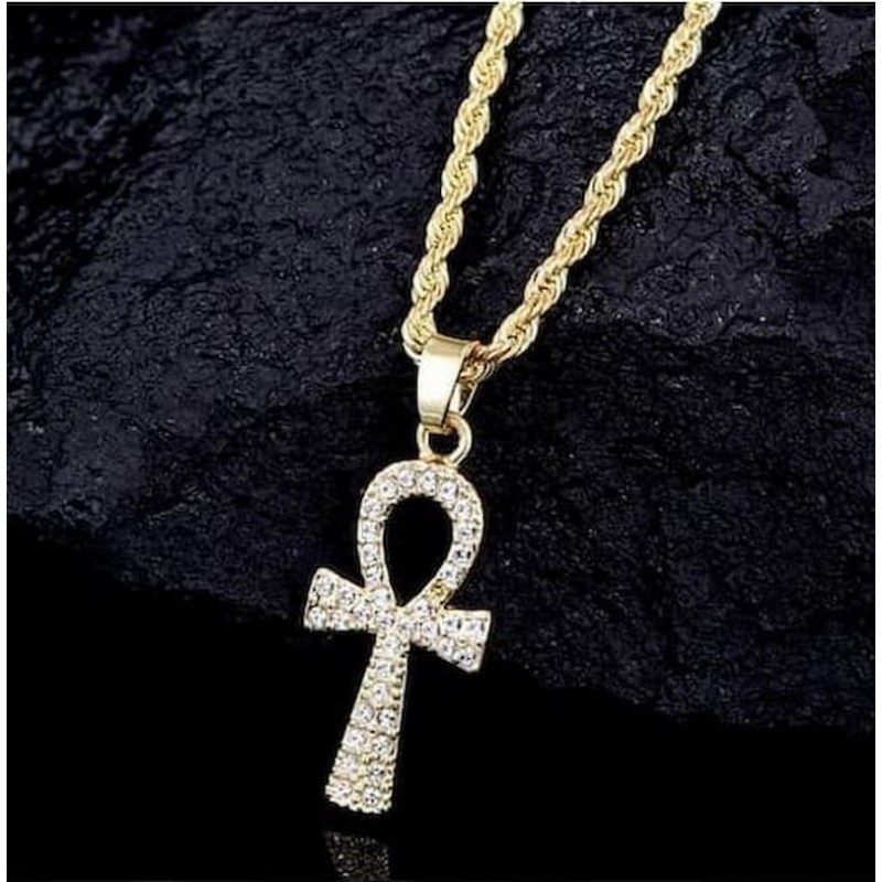 Collar de estilo urbano para mujer con colgante de cruz egipcia Ankh engastado con piedras brillantes.