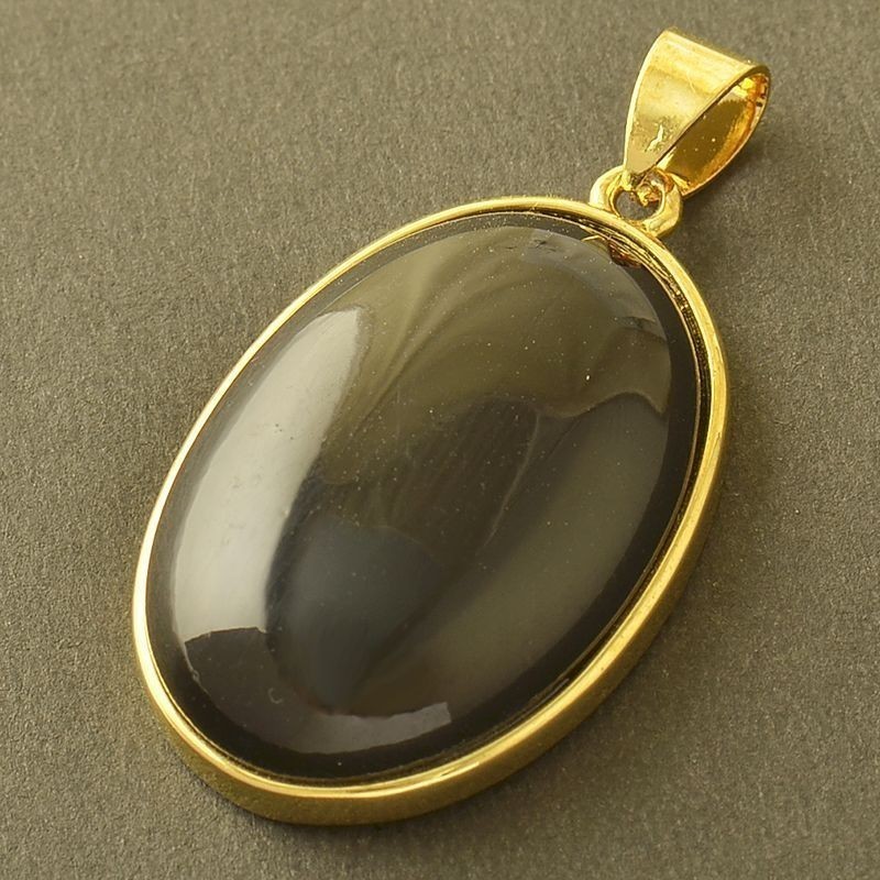 Colgante de acero con baño de oro y una piedra central facetada en color negro azabache tipo ónix.