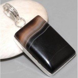Colgante de acero con acabado plata y piedra central rectangular en color negro tipo ónix.