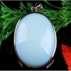 Colgante ovalado de acero chapado en plata con piedra central de imitación ópalo en color azul celeste.