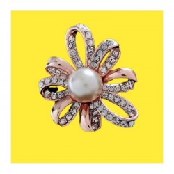 Broche en forma de flor con perla central y pétalos de acero chapados en plata de alta calidad.