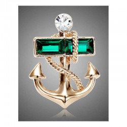 Broche en forma de ancla marinera fabricado en acero chapado en oro con detalles de cristales brillantes.