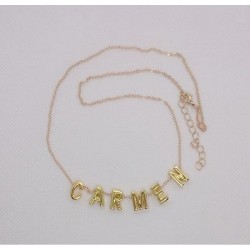 Collar de acero inoxidable con las letras del nombre Carmen en acabado pulido espejo.