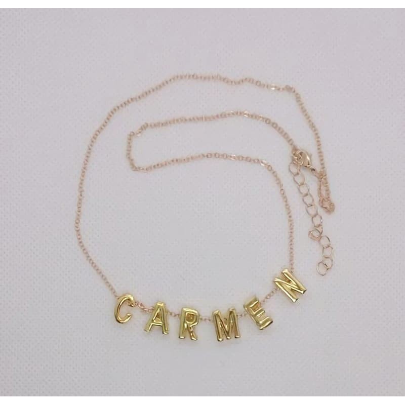 Collar de acero inoxidable con las letras del nombre Carmen en acabado pulido espejo.