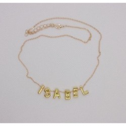 Collar de acero inoxidable con las letras del nombre Isabel en acabado pulido espejo de alta gama.