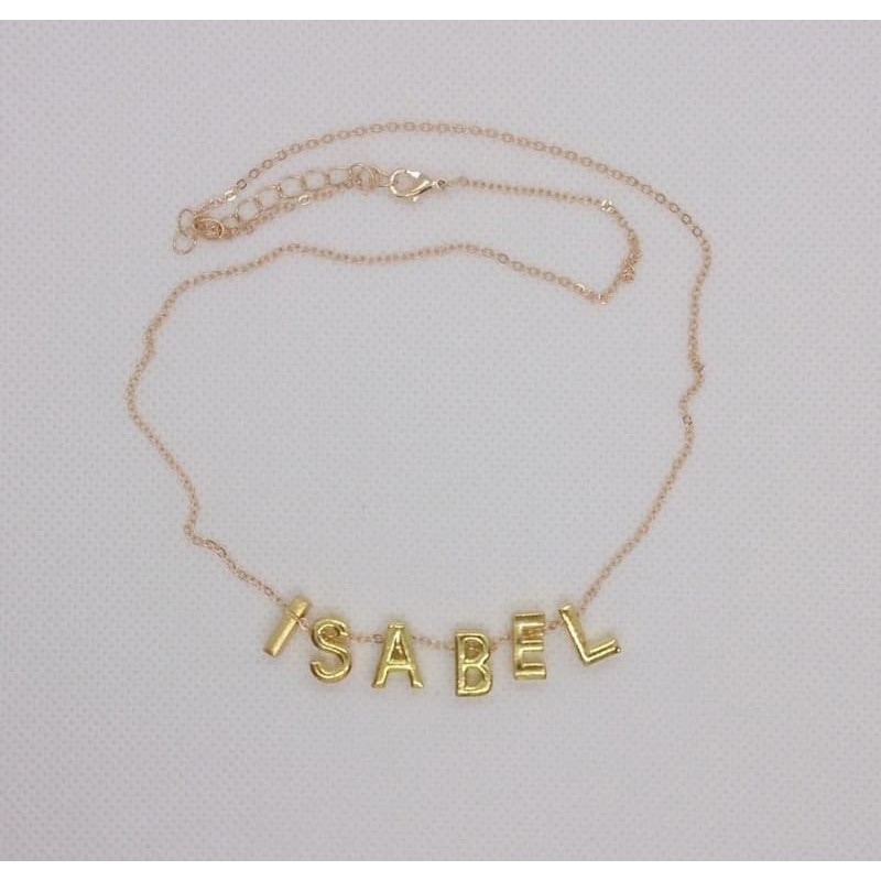 Collar de acero inoxidable con las letras del nombre Isabel en acabado pulido espejo de alta gama.