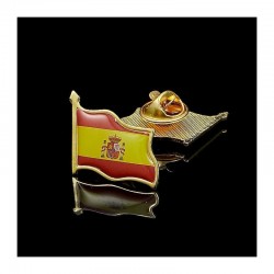 Pin de acero con diseño de la bandera de España esmaltada en rojo y amarillo con bordes dorados.