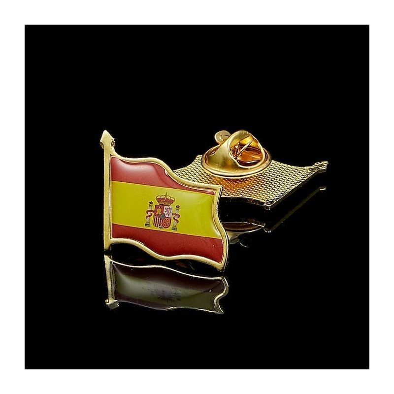 Pin de acero con diseño de la bandera de España esmaltada en rojo y amarillo con bordes dorados.