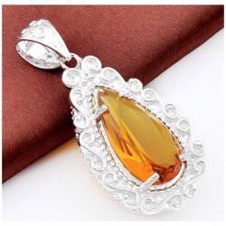 Colgante de acero chapado en plata con piedra central color citrino amarillo de talla facetada.