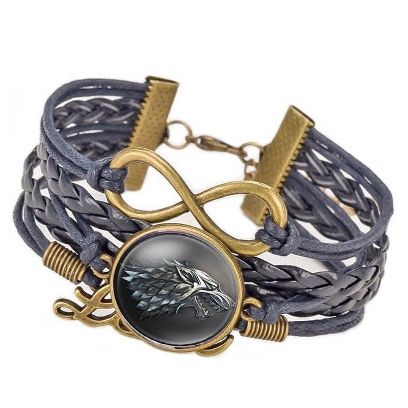 Brazalete de cuero negro con medallón central de acero que alberga una imagen de lobo protegida por un cabujón de cristal.
