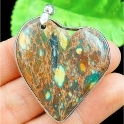 Colgante de acero inoxidable bañado en plata con piedra central de imitación jaspe en tonos tierra.