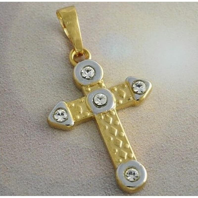 Colgante de acero con acabado plata y cruz central dorada con incrustaciones de piedras brillantes.