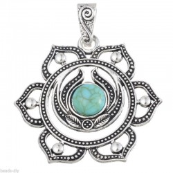 Colgante de acero inoxidable con piedra central de color turquesa intenso y cordón negro incluido.