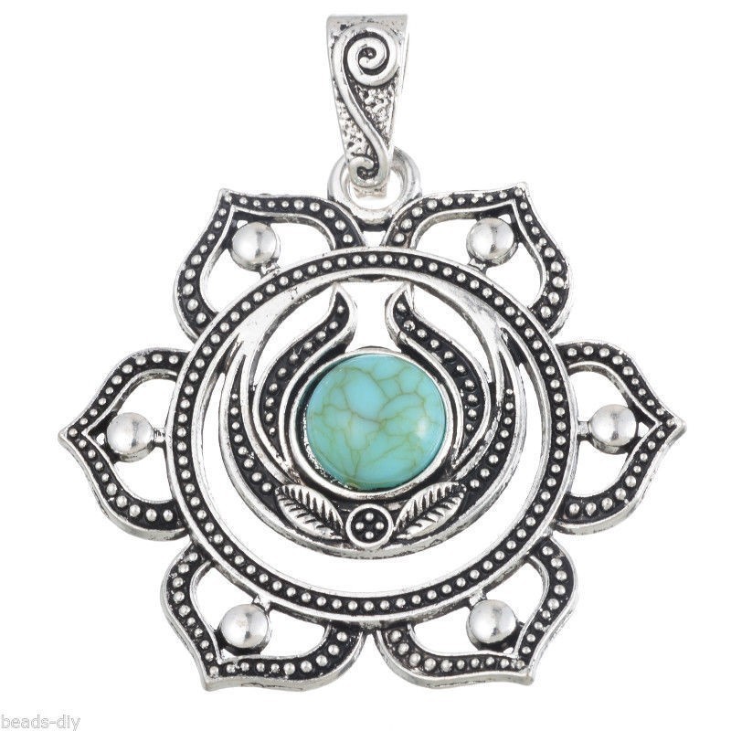 Colgante de acero inoxidable con piedra central de color turquesa intenso y cordón negro incluido.