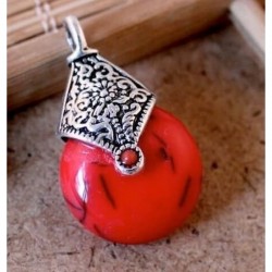 Colgante de acero inoxidable bañado en plata con piedra central de imitación turquesa en color rojo de 3,5 cm.