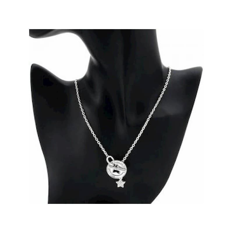 Collar de acero inoxidable para mujer con colgante en forma de estrella pulida de cinco puntas.