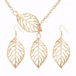 Conjunto de joyería para mujer compuesto por collar y pendientes con forma de hojas en acabado dorado brillante.