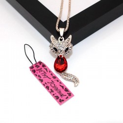 Collar largo de la marca Betsey Johnson con colgante en forma de zorro decorado con cristales y acabado dorado.
