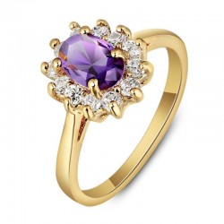 Anillo de acero inoxidable con una piedra central de color púrpura amatista en talla brillante.