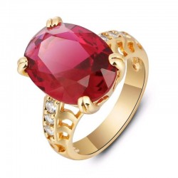 Anillo de acero con baño de oro de 14 quilates y piedra central de color rojo rubí facetada.