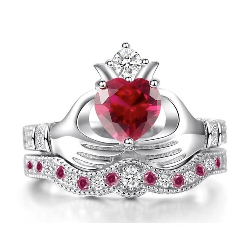 Conjunto de dos anillos de acero inoxidable con el diseño tradicional Claddagh de manos, corazón y corona.