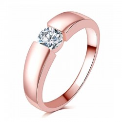 Anillo de acero inoxidable con baño de oro rosa y cristal central facetado de alta transparencia.
