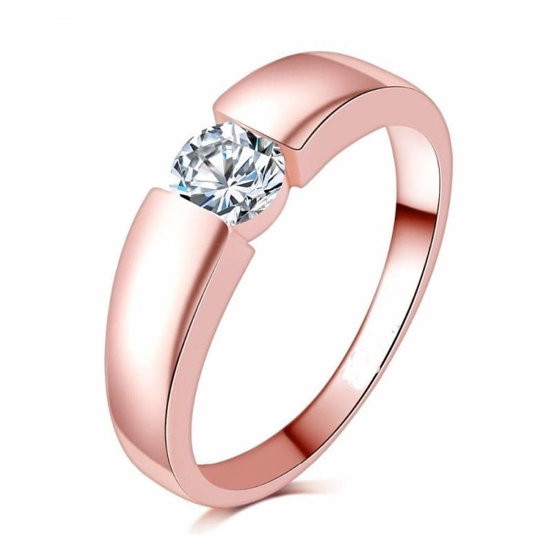 Anillo de acero inoxidable con baño de oro rosa y cristal central facetado de alta transparencia.
