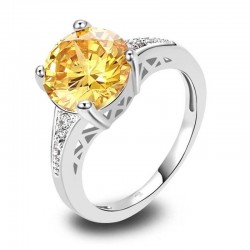 Anillo de acero inoxidable para mujer con una piedra central de color citrino facetada en garra técnica.