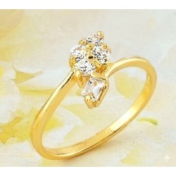 Anillo pequeño para niña con acabado dorado brillante y diseño fino y liso.