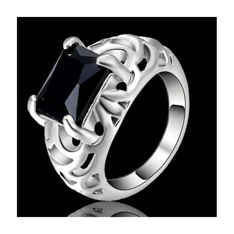 Anillo de acero inoxidable con una gran piedra central de cristal color negro zafiro facetada en talla 12.
