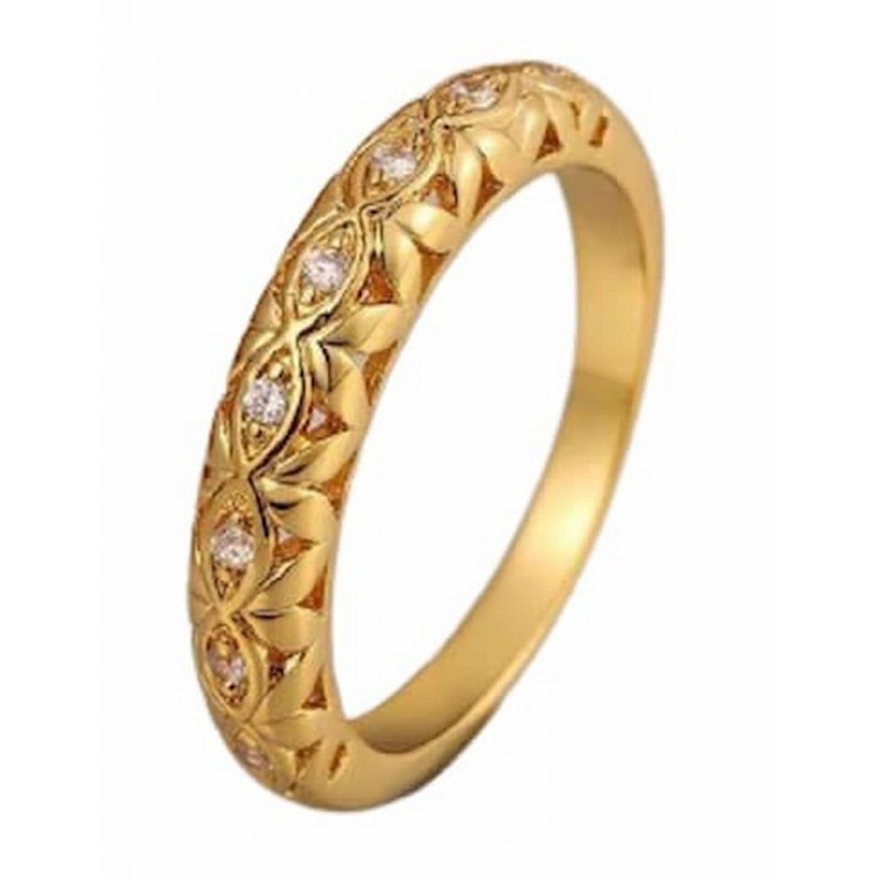 Anillo de compromiso fabricado en acero con baño de oro de 18 quilates y pavé de cristales blancos brillantes.