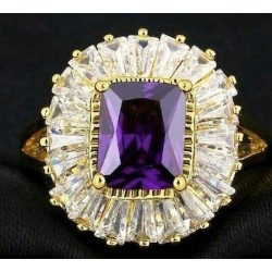 Anillo de acero inoxidable con una piedra central facetada de color púrpura en talla 14.