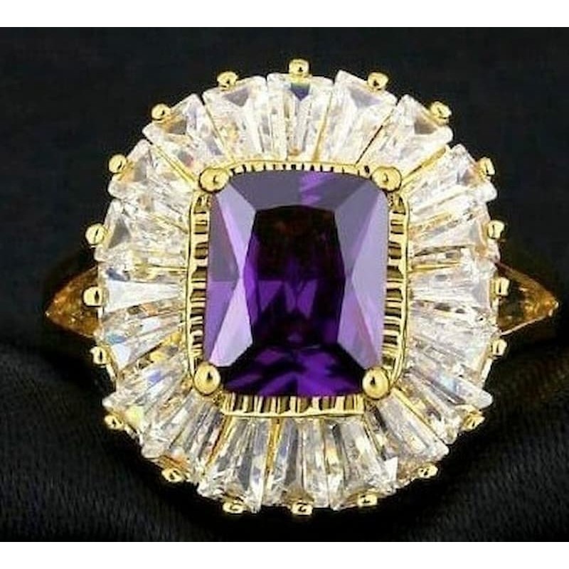 Anillo de acero inoxidable con una piedra central facetada de color púrpura en talla 14.