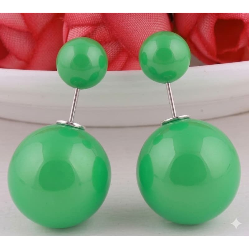 Pendientes de dos esferas en color verde para mujer con diseño de doble cara.